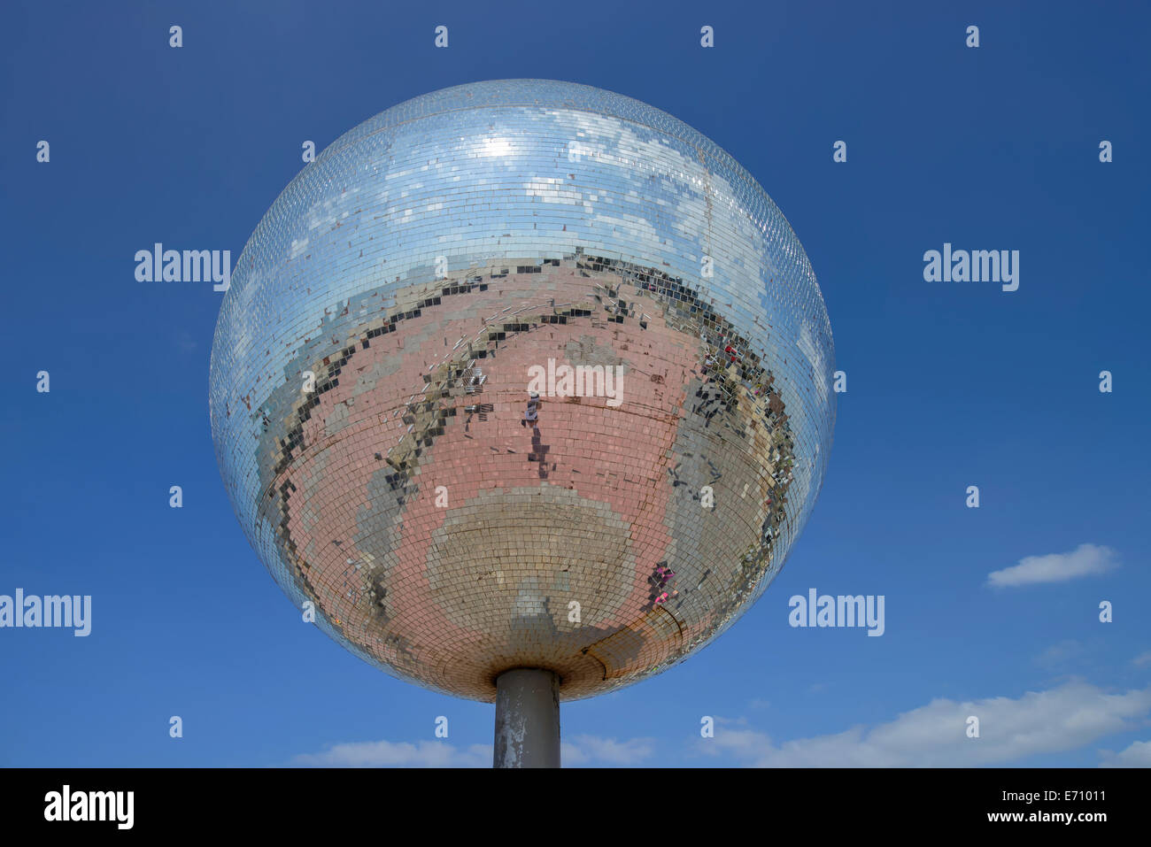 Il gigante rotante sfera dello specchio sulla riva sud del lungomare di Blackpool, Lancashire, Regno Unito Foto Stock