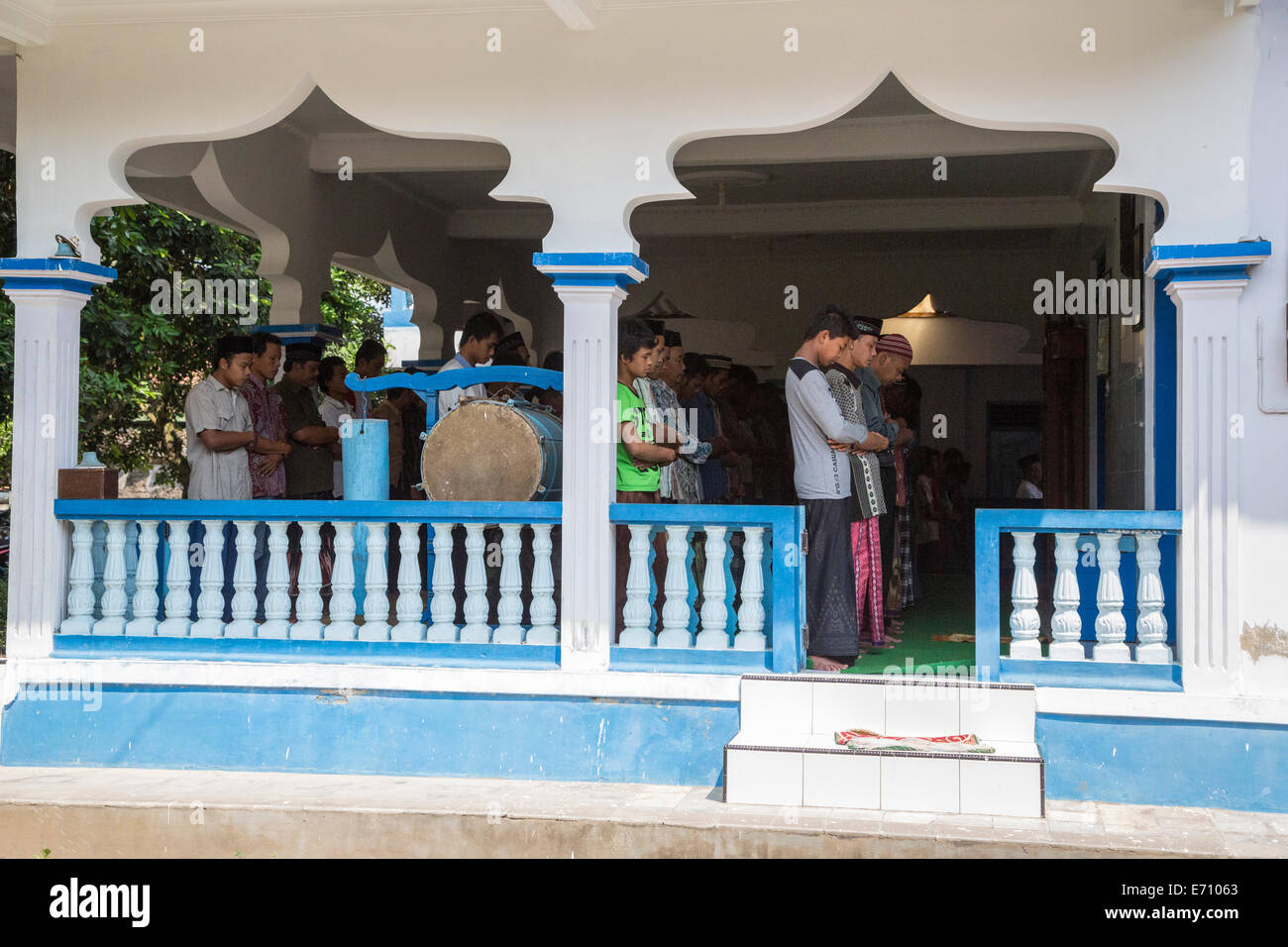 Borobudur, Java, Indonesia. I musulmani pregano a venerdì a mezzogiorno la preghiera in una moschea di quartiere. Foto Stock