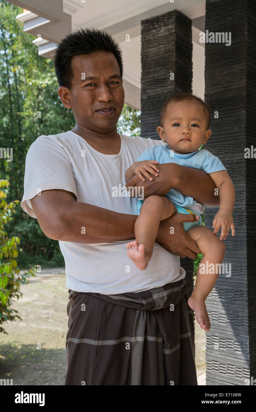 Borobudur, Java, Indonesia. Il padre e il suo giovane figlia. Foto Stock