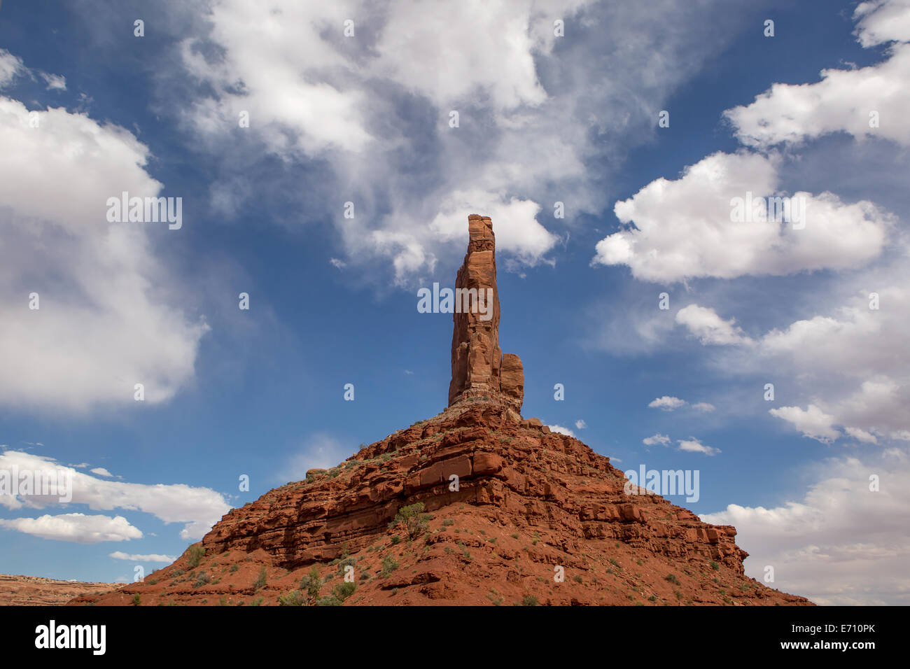 Il red rock ago con sfondo con cielo nuvoloso Foto Stock