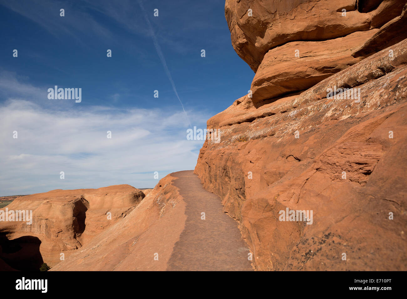 Percorso rosso sulla scogliera che conduce verso il cielo Foto Stock