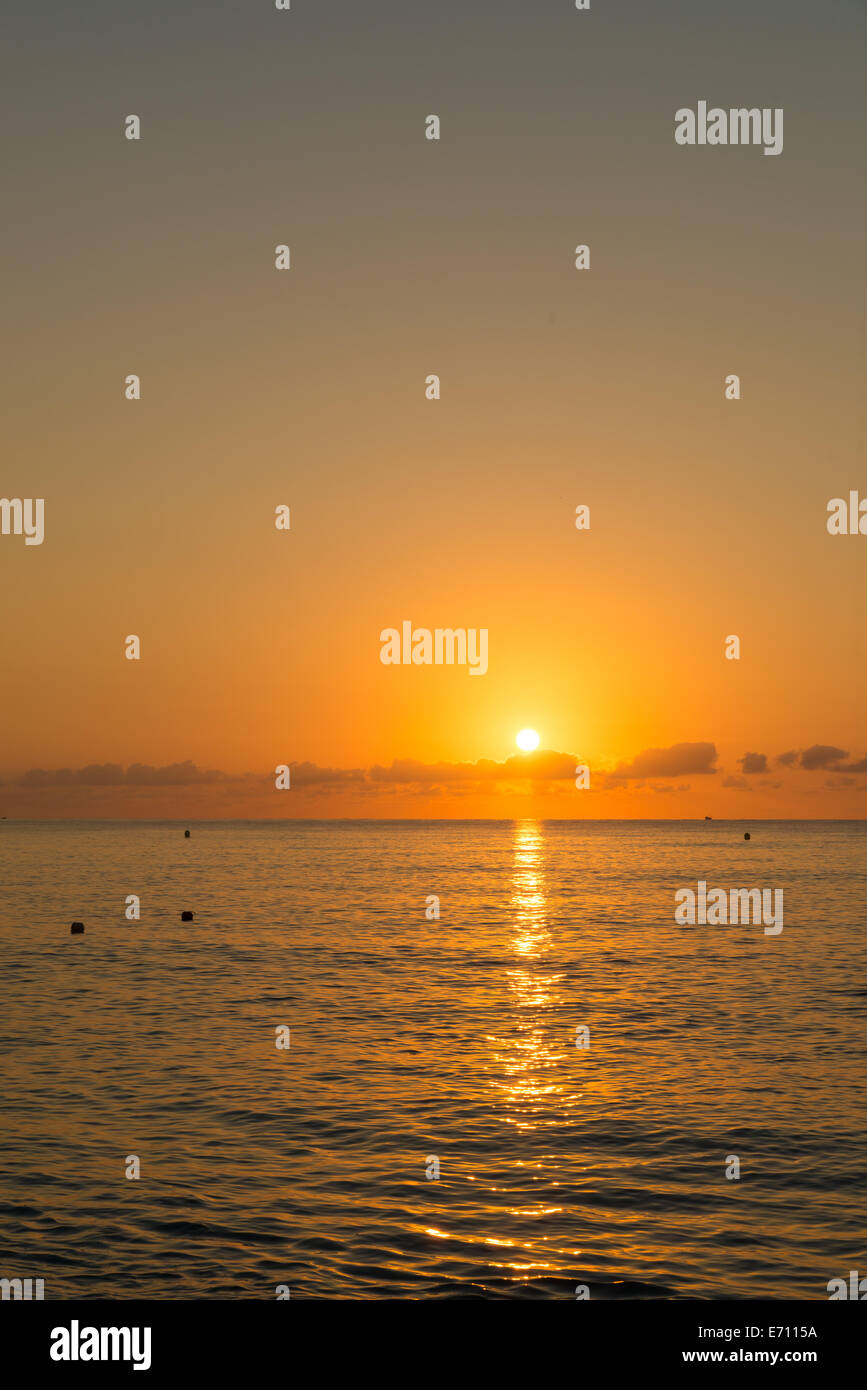 Alba sulle calme acque del Mediterraneo Foto Stock