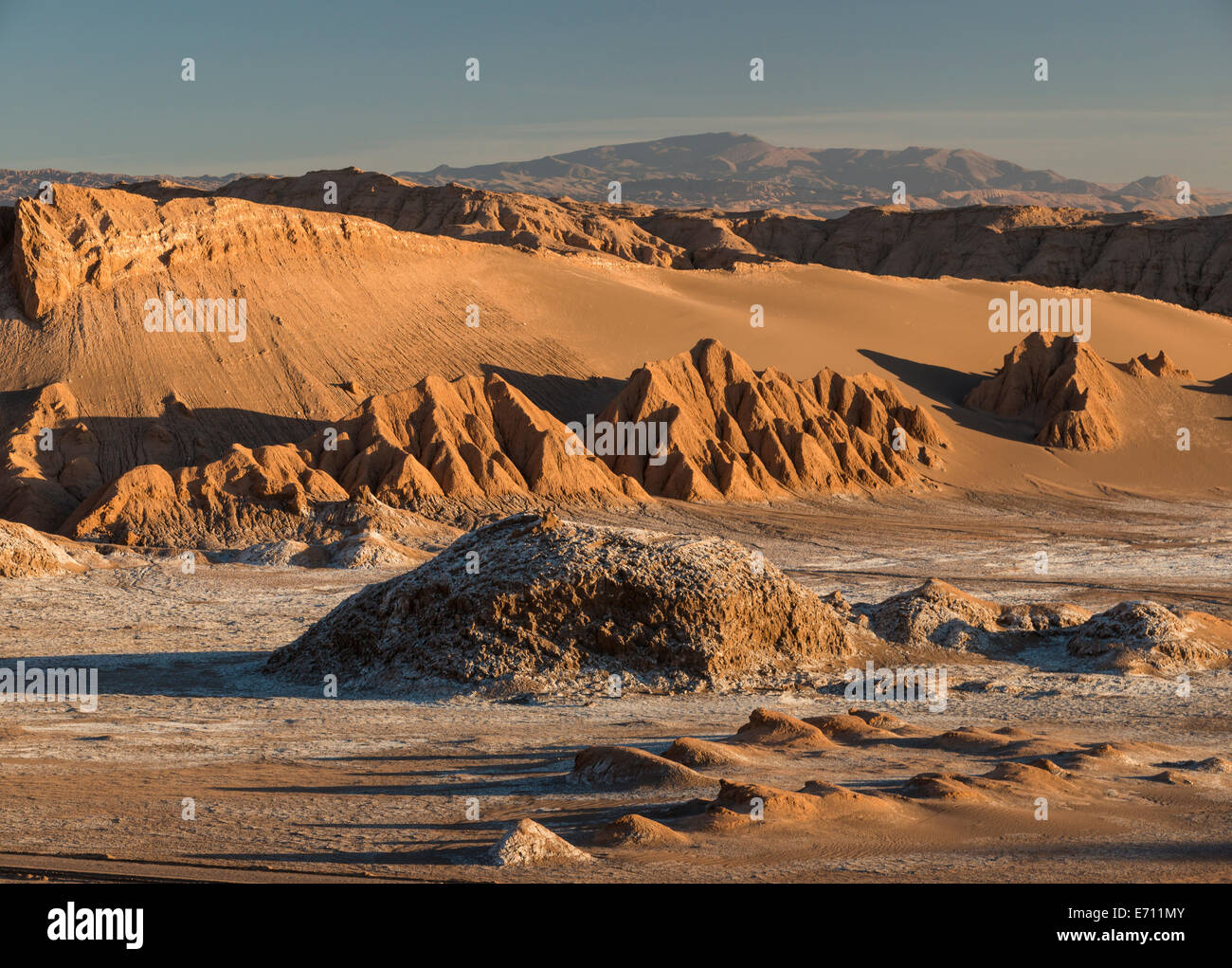 Vista dalla duna di sabbia (Duna sindaco) all'alba, Valle de la Luna (a valle della luna), il Deserto di Atacama, El Norte Grande del Cile Foto Stock