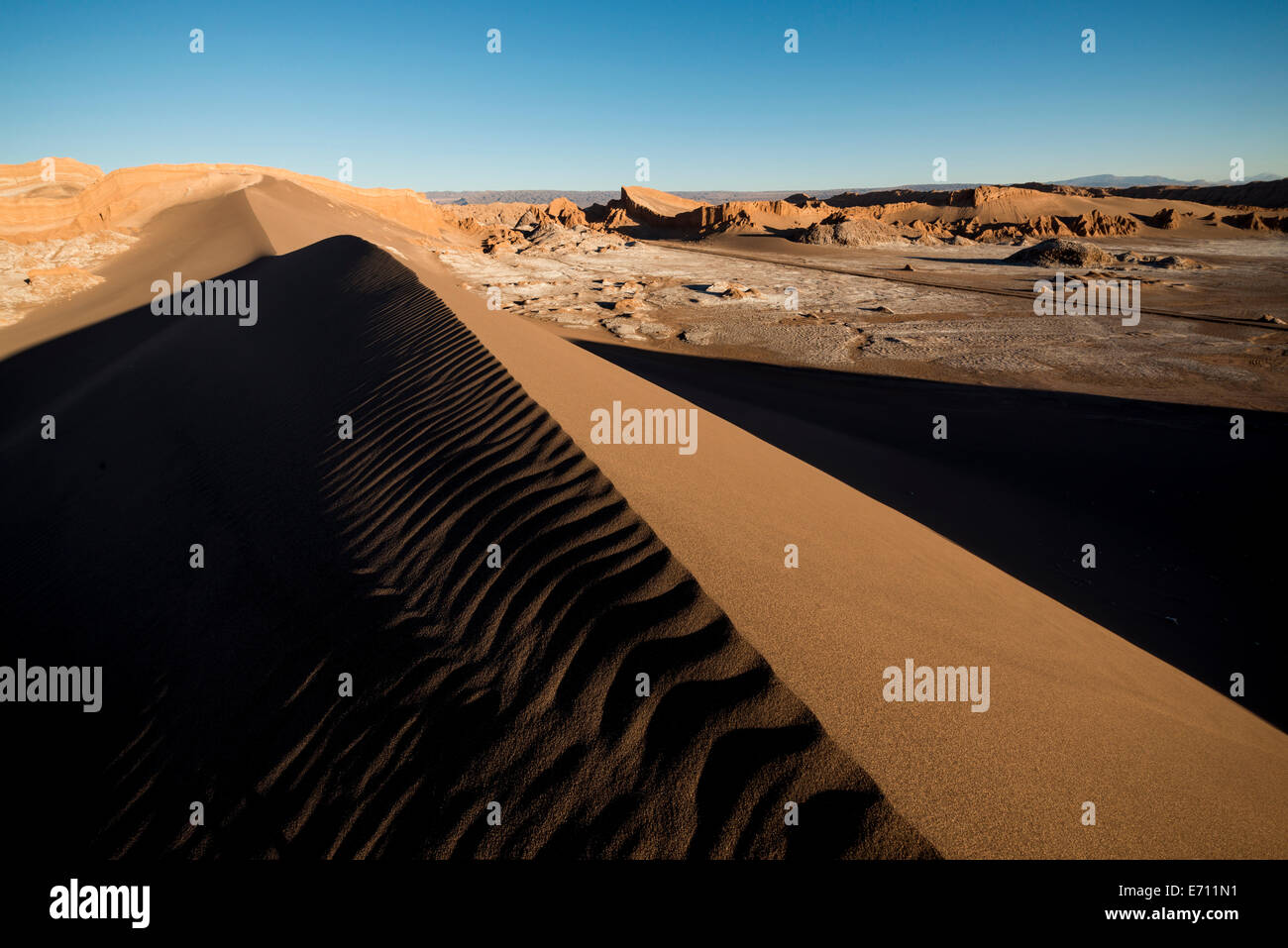 Vista dalla duna di sabbia (Duna sindaco) all'alba, Valle de la Luna (a valle della luna), il Deserto di Atacama, El Norte Grande del Cile Foto Stock