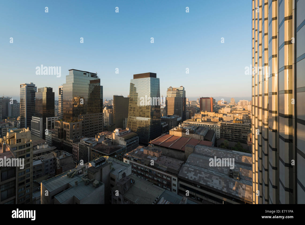 Vista aerea del centro città di Santiago all'alba, da appartamento attico in Calle Huerfanos, Santiago del Cile Foto Stock