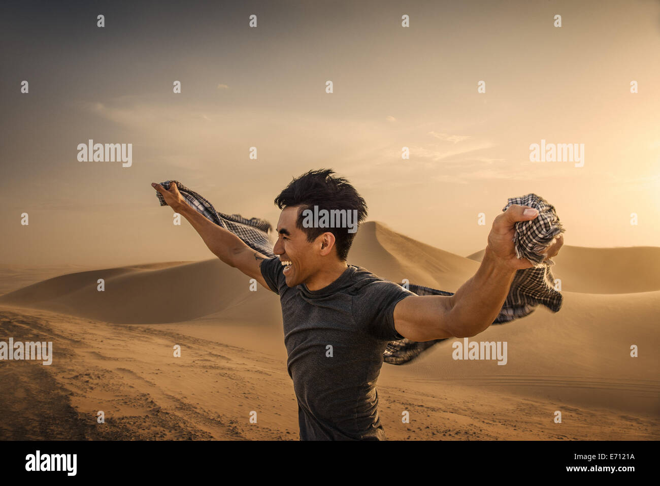 Uomo con sciarpa nel vento, Glamis dune di sabbia, CALIFORNIA, STATI UNITI D'AMERICA Foto Stock