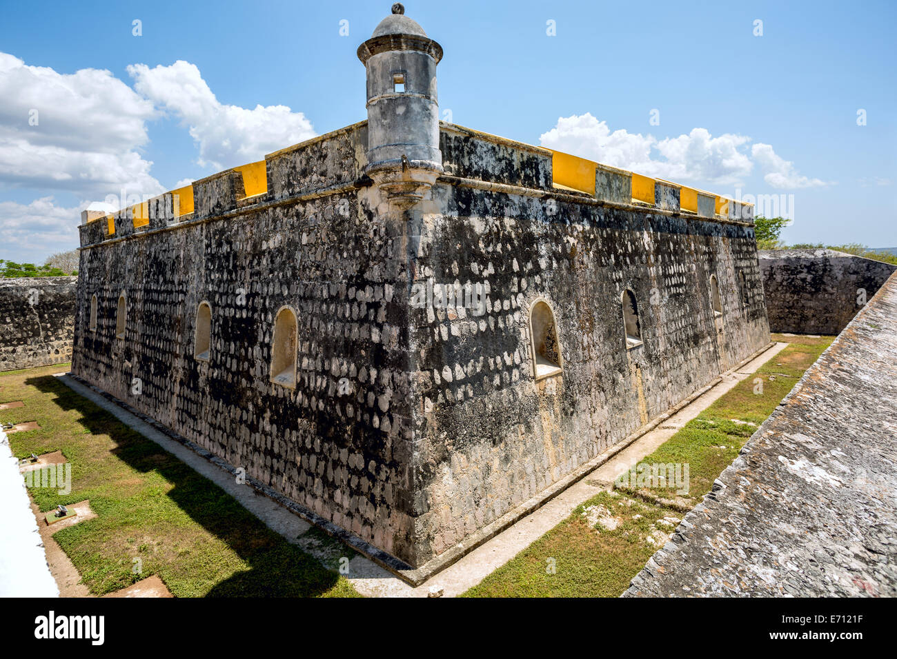 Vecchia Fortezza Spagnola costruita in pietra circondato da burrone, Campeche Messico Foto Stock