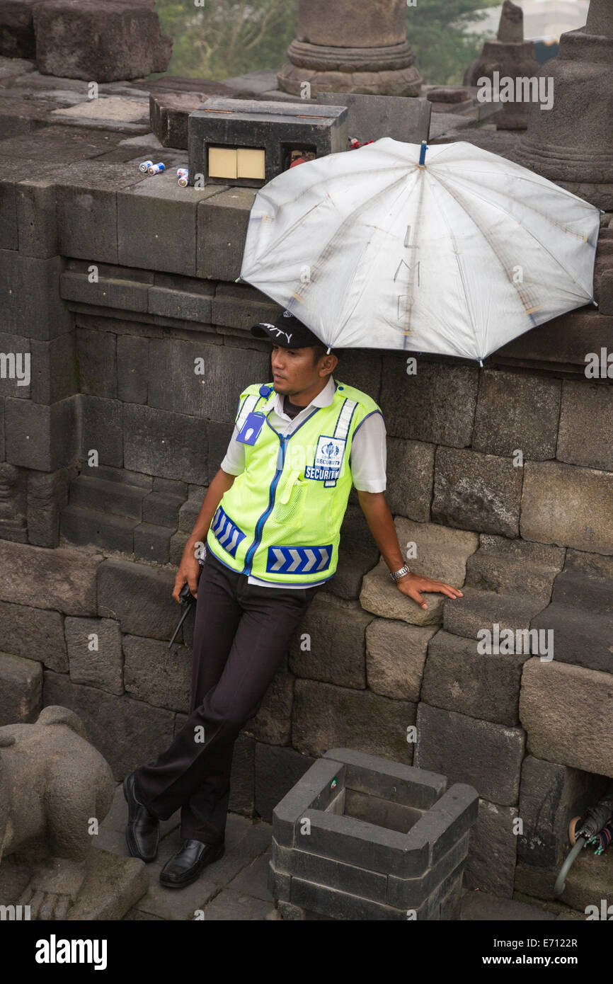 Borobudur, Java, Indonesia. La guardia di sicurezza presso il tempio. Foto Stock