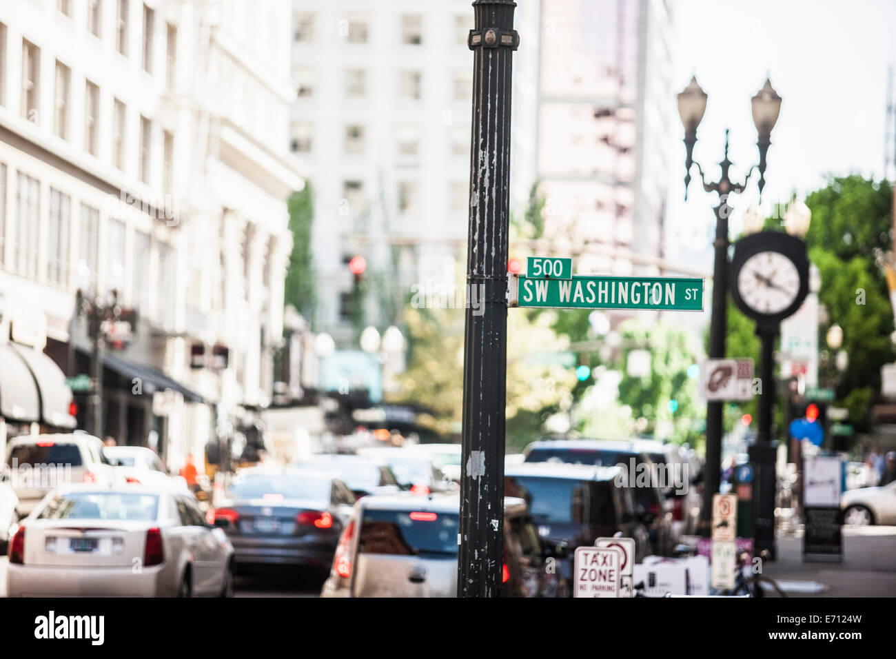 Un cartello stradale per 500 SW Washington Street, Portland, in Oregon, USA Foto Stock
