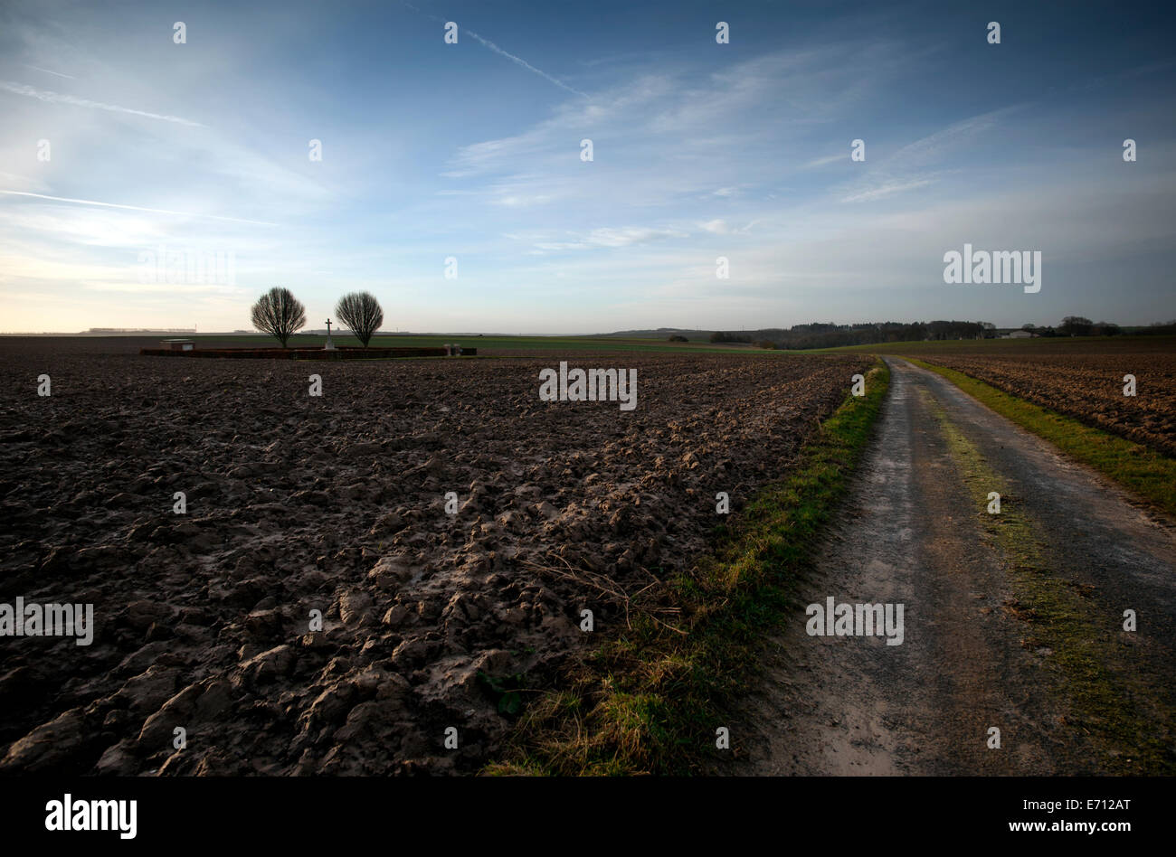 Somme WW1 Battlefield 1 luglio-novembre 1916, Francia. Carro strada cimitero CWGC sopra Beaumony Hamel guardando a sud all'alba. Feb. Foto Stock