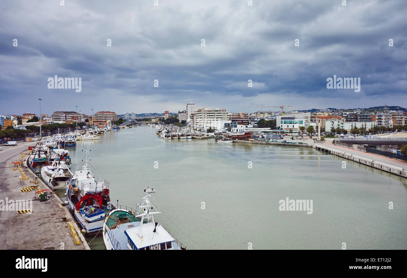 Barche ormeggiate e Harbour, Pescara, Abruzzo, Italia Foto Stock