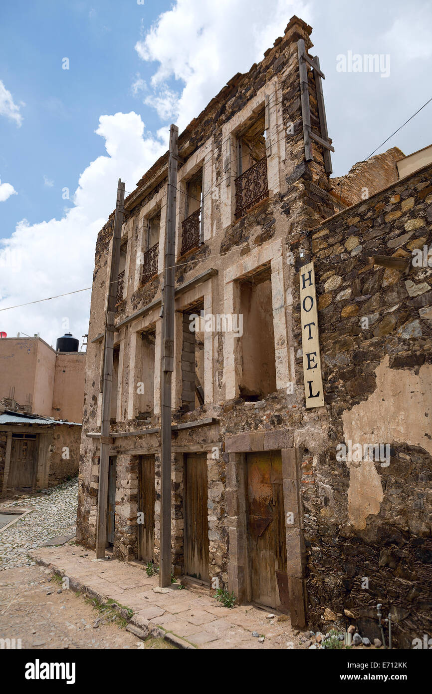 Abbandonato sbriciolamento facciata hotel nella città fantasma di Real de Catorce Foto Stock