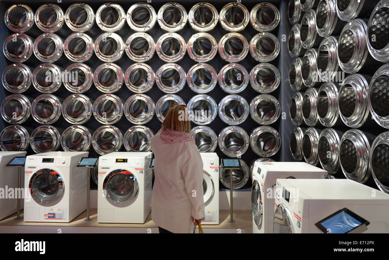 Una donna guarda un'installazione con macchine di lavaggio presso lo stand  della ditta Miele durante la prima giornata della stampa di prodotti di  elettronica di consumo Fiera IFA di Berlino, Germania, 03