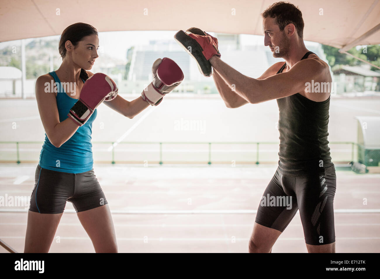 Giovane donna boxe con personal trainer Foto stock - Alamy