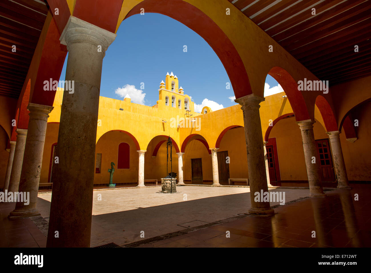 Cortile interno spagnolo con archi Foto Stock