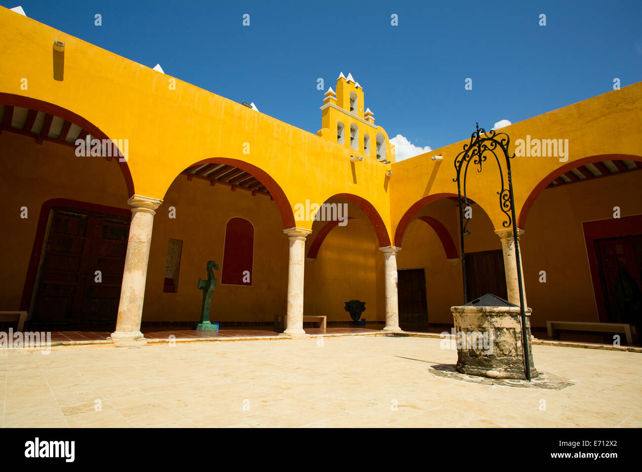 Classico cortile interno spagnolo in Messico Foto Stock