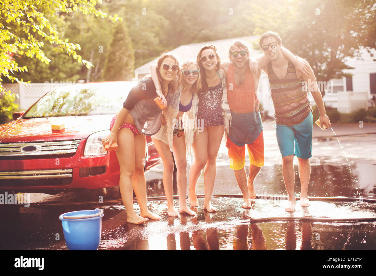 Cinque amici con le braccia intorno a ciascun altro, ritratto Foto Stock