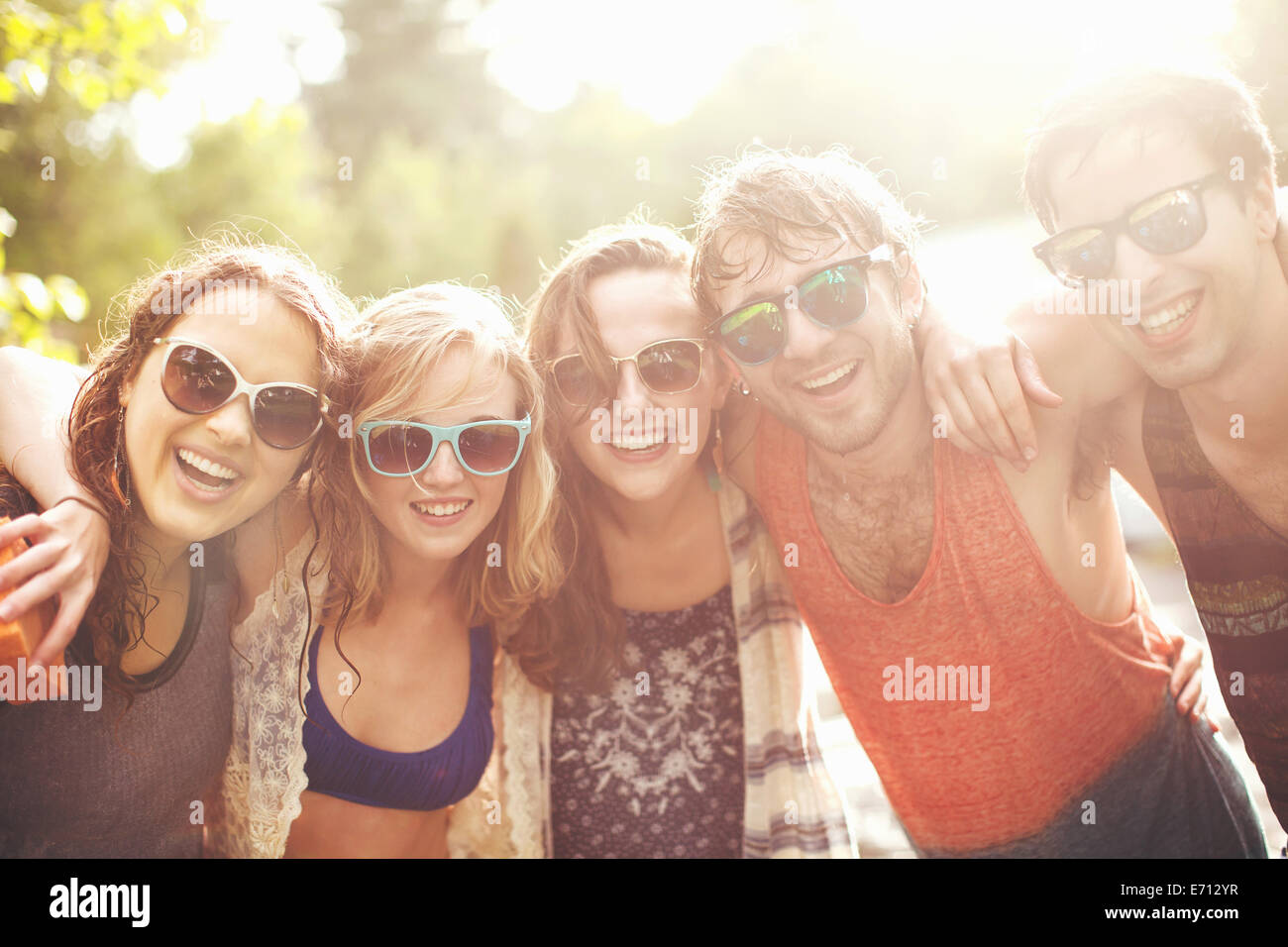 Cinque amici con le braccia intorno a ciascun altro, ritratto Foto Stock