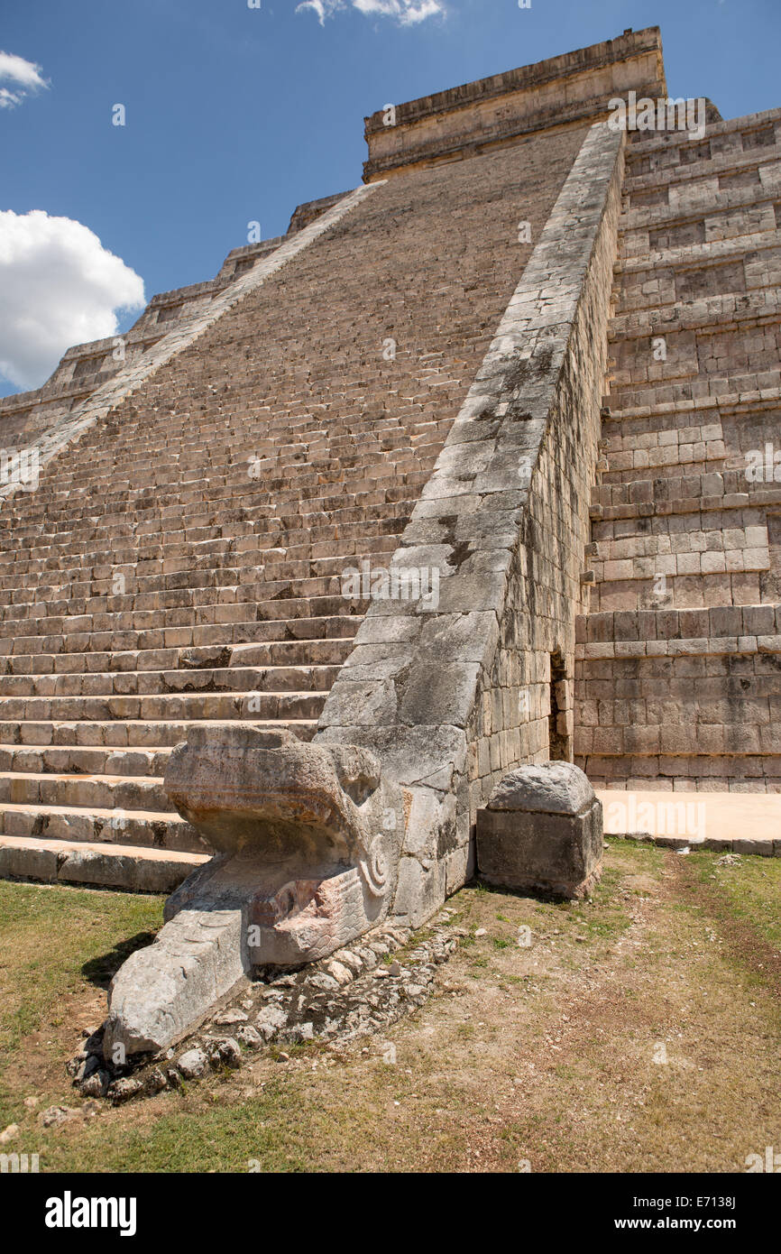 Tempio maya scale con scolpita la testa del serpente in primo piano Foto Stock