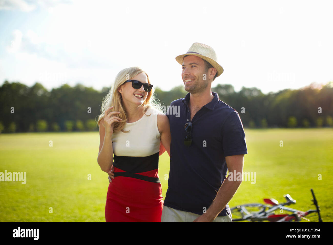 Paio di passeggiare nel parco Foto Stock