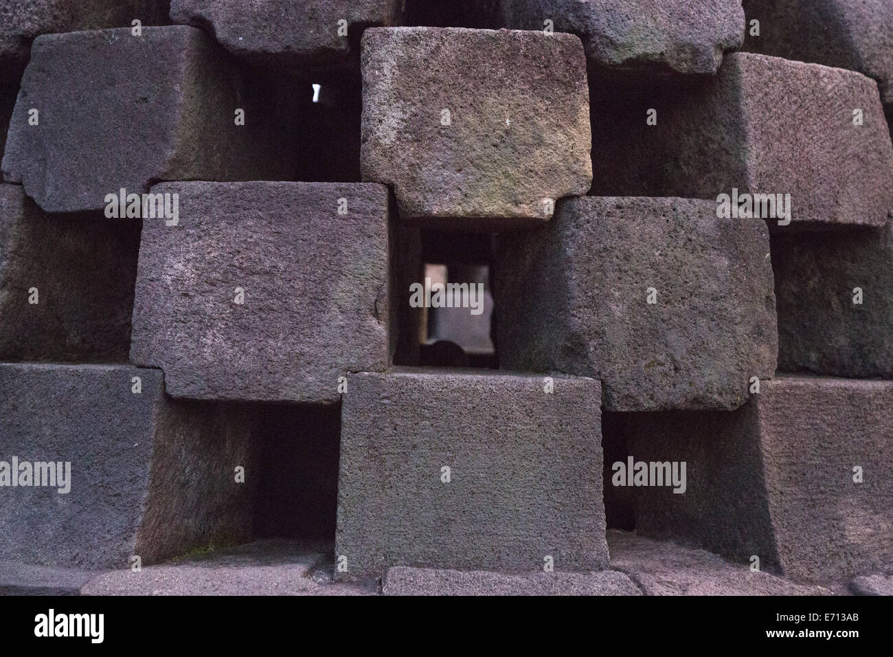 Borobudur, Java, Indonesia. Simbolico fori quadrati nella stupa simboleggiano il superamento delle passioni come uno si avvicina il Nirvana. Foto Stock