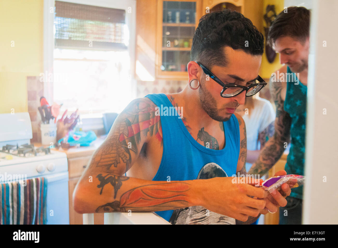 Metà uomo adulto texting sullo smartphone in cucina Foto Stock