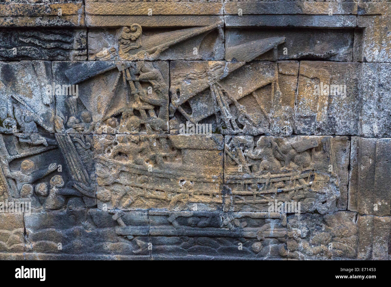 Borobudur, Java, Indonesia. Dettaglio mostrante una barca in bassorilievo incisioni raffiguranti scene della vita di Buddha. Foto Stock