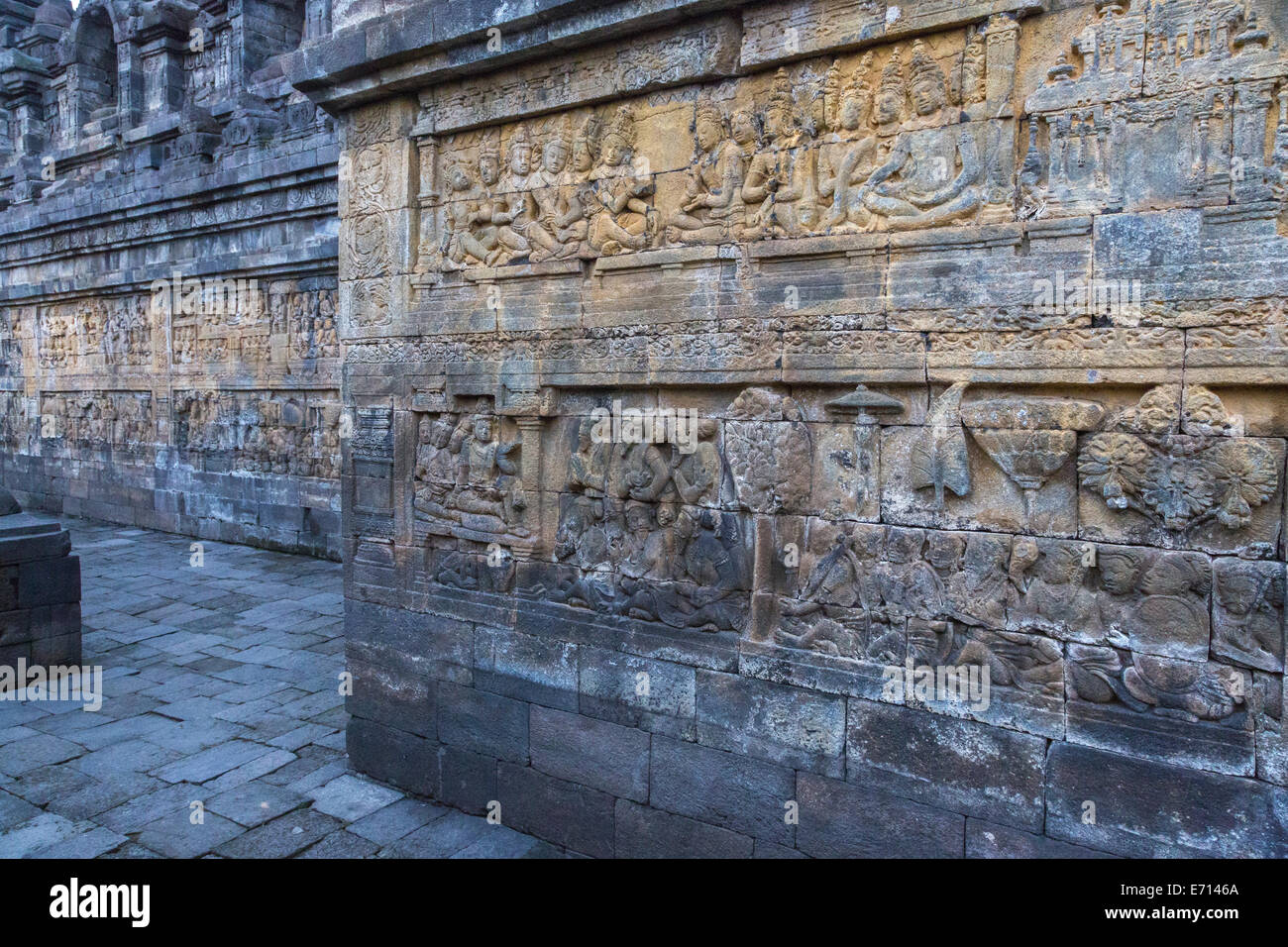 Borobudur, Java, Indonesia. Il bassorilievo incisioni raffiguranti scene della vita di Buddha. Foto Stock