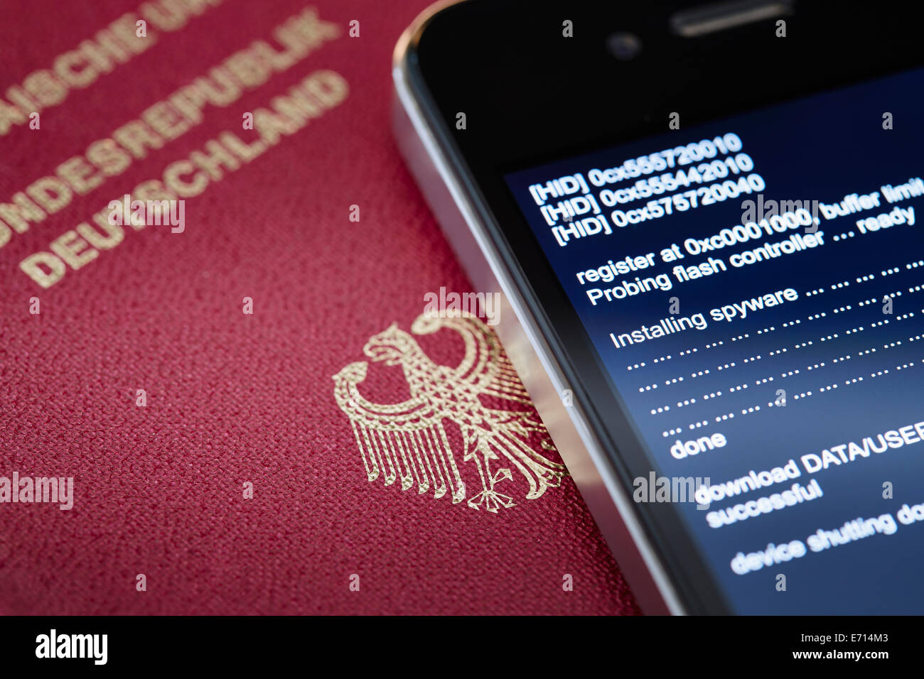 Smartphone tedesca che è intercettata da spyware Foto Stock
