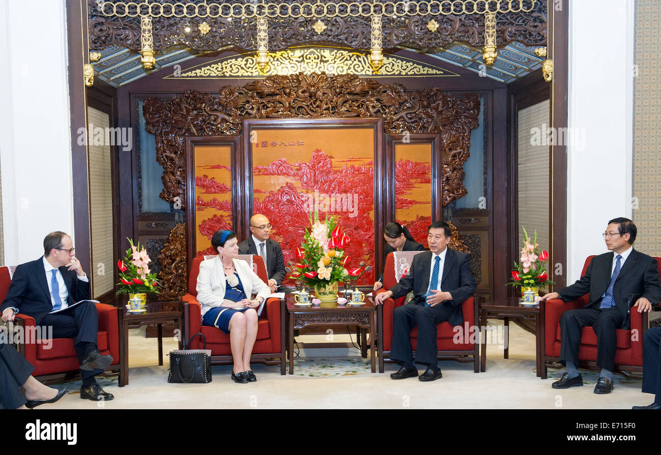 Pechino, Cina. 3 Sep, 2014. Stato cinese il Consigliere Wang Yong (seconda R) si riunisce con la Baronessa Lucia Neville-Rolfe, Sottosegretario del Dipartimento per gli affari, l'innovazione e le competenze della Gran Bretagna, a Pechino, Cina, Sett. 3, 2014. Credito: Wang Ye/Xinhua/Alamy Live News Foto Stock