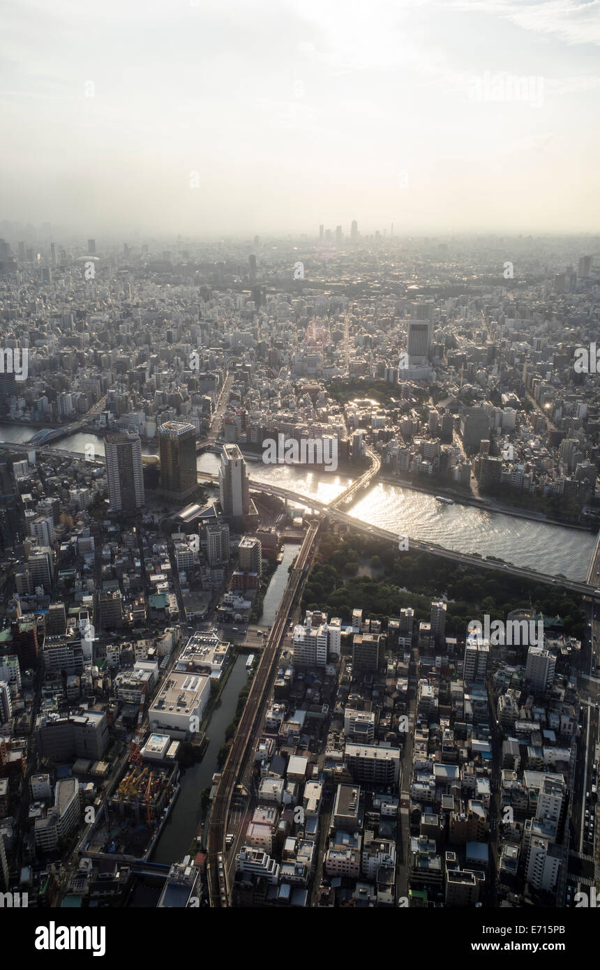 Giappone, Tokyo, vista in direzione di Asakusa e fiume Sumida Foto Stock