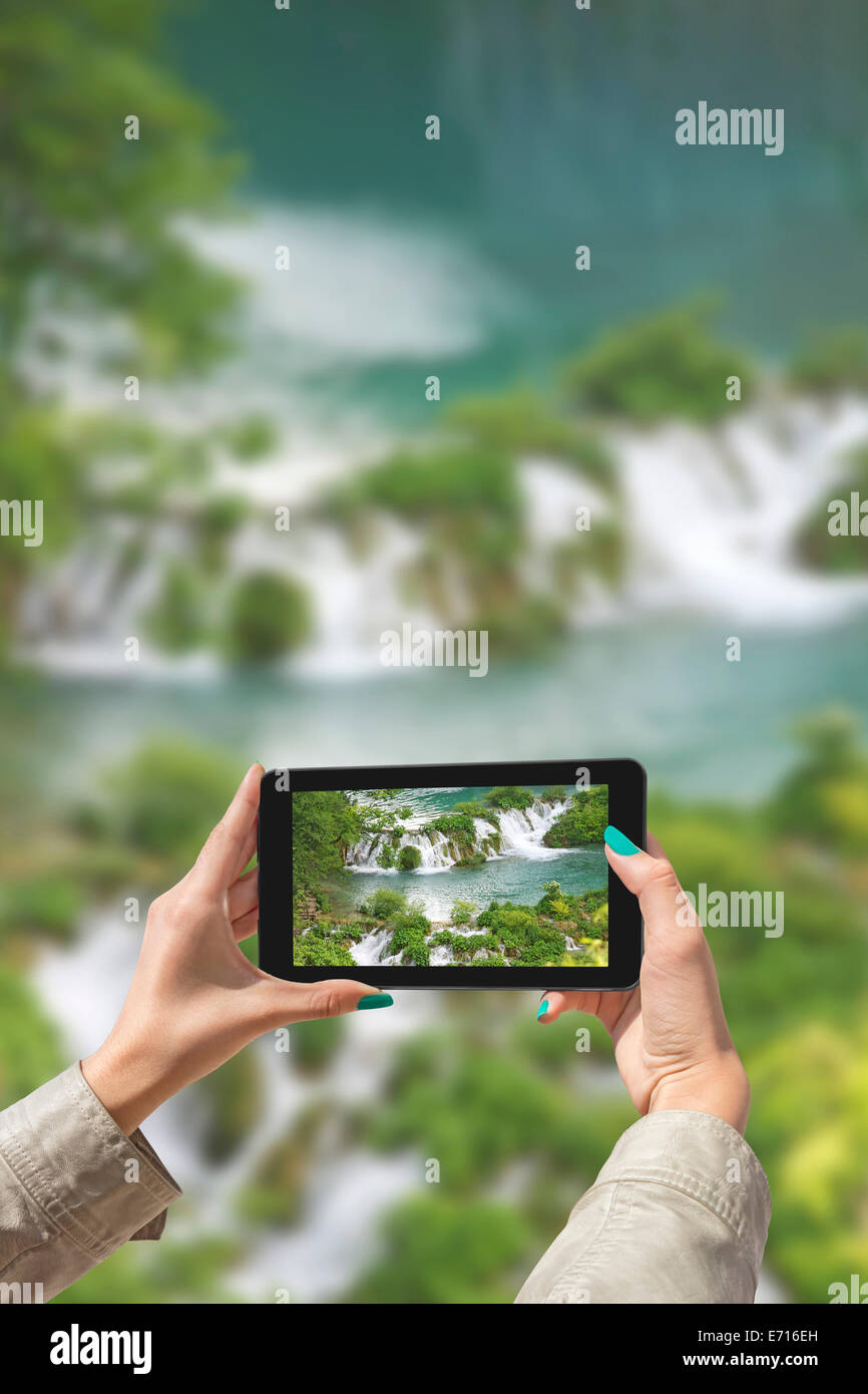 Ragazza di scattare le foto su un tablet nel Parco Nazionale dei Laghi di Plitvice in Croazia Foto Stock