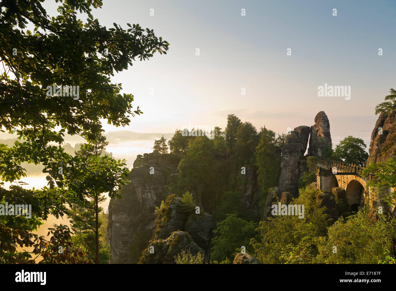 In Germania, in Sassonia, Elba montagne di arenaria, vista Bastei Bridge Foto Stock