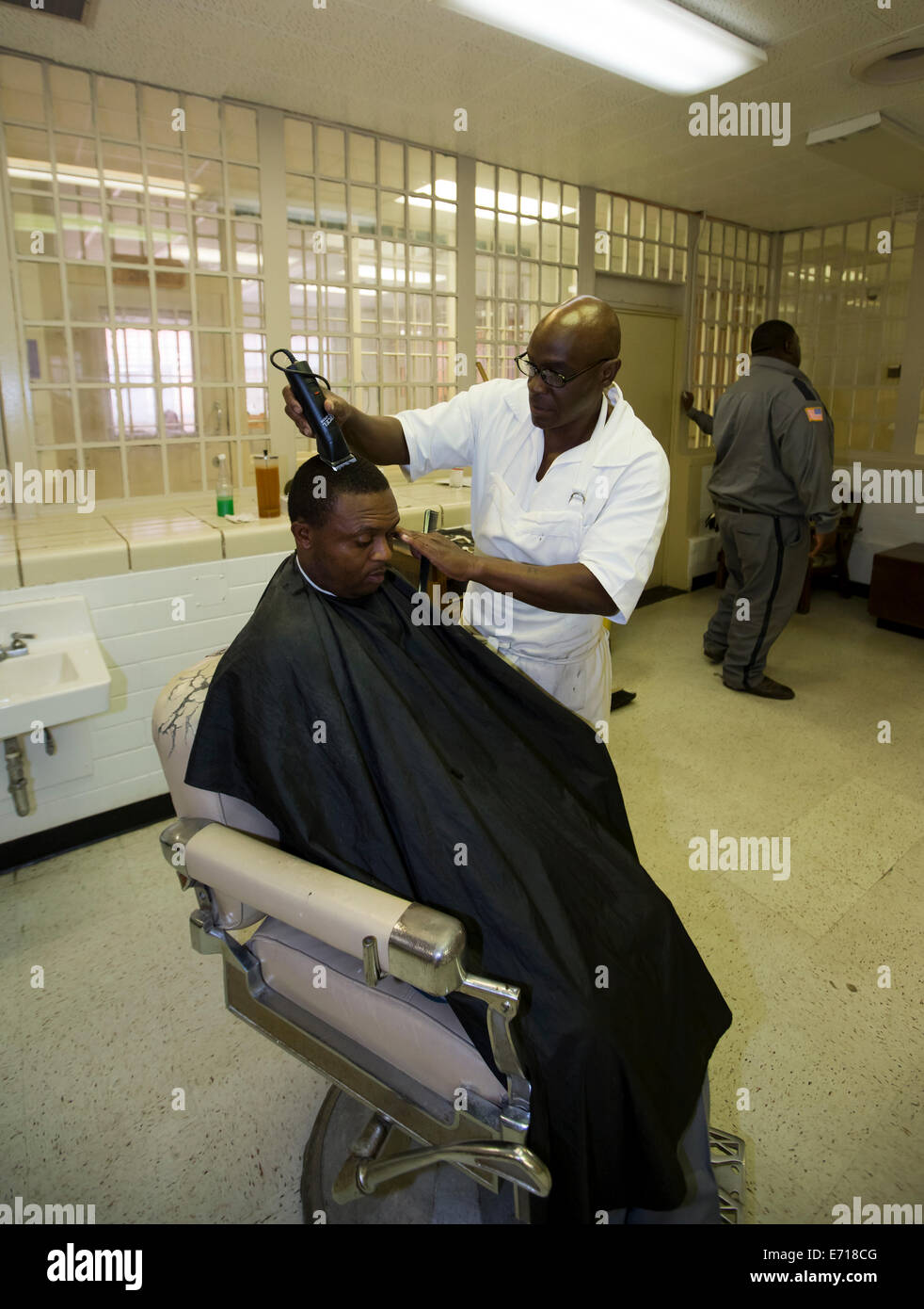 Detenuto taglia i capelli del suo compagno di prigionia al Barber shop all'interno del carcere Darrington, una prigione vicino a Houston, Texas Foto Stock