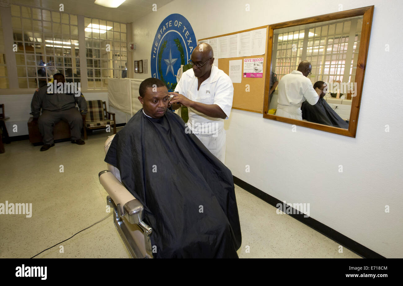 Detenuto taglia i capelli del suo compagno di prigionia al Barber shop all'interno del carcere Darrington, una prigione vicino a Houston, Texas Foto Stock