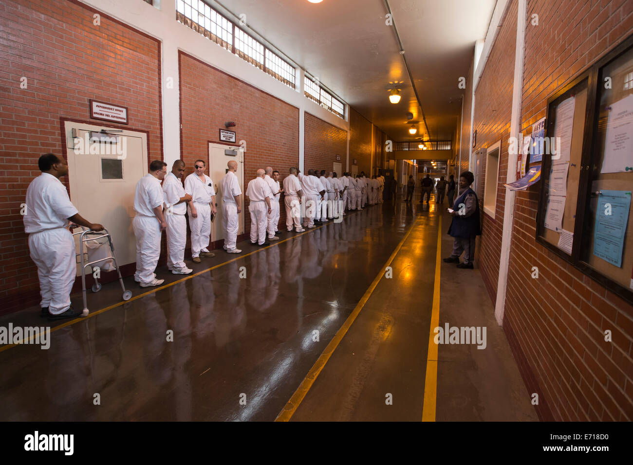 Detenuti maschi line-up nei corridoi di Darrington correzionali Istituto. Il carcere è vicino a Houston, Texas Foto Stock