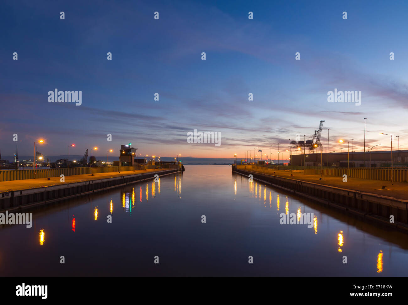 Germania, Bremerhaven, lucchetto aperto di sera Foto Stock