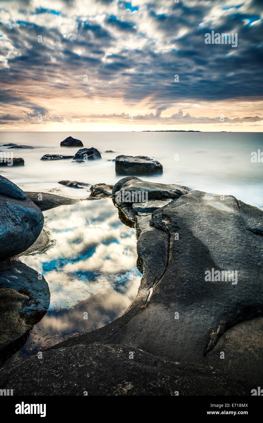 La Scandinavia, Norvegia Lofoten, Vestvagoy, Sundown presso la costa di Utakleiv Foto Stock