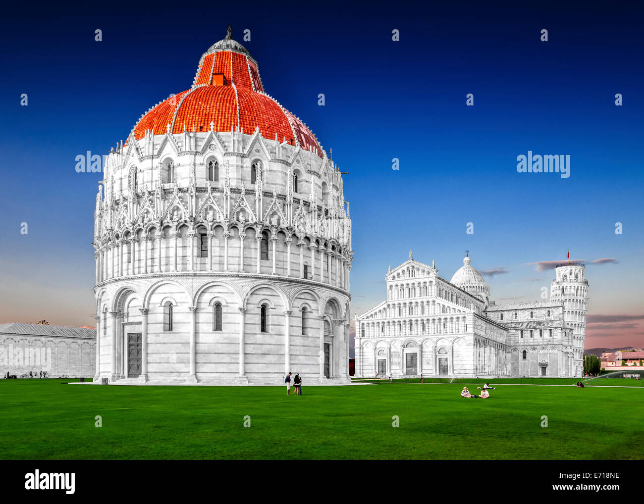 L'Italia, Toscana, Pisa, vista al Battistero, la cattedrale e la Torre Pendente di Pisa in Piazza dei Miracoli Foto Stock