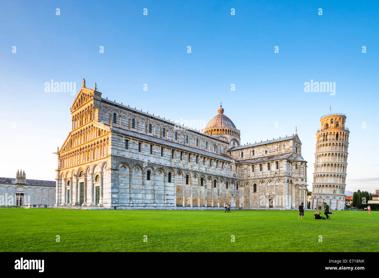 L'Italia, Toscana, Pisa, Vista della cattedrale e la Torre Pendente di Pisa in Piazza dei Miracoli Foto Stock