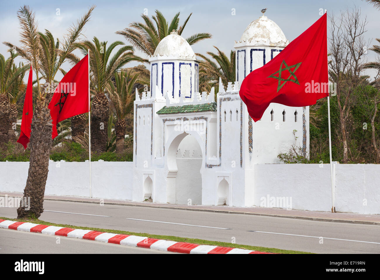 Antico cancello bianco al parco e bandiere a Tangeri, Marocco Foto Stock