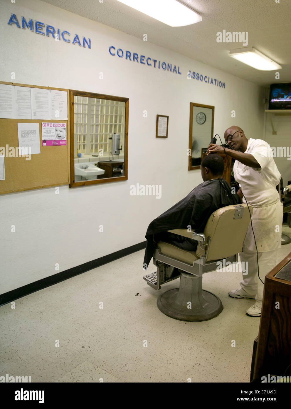 Detenuto taglia i capelli del suo compagno di prigionia al Barber shop all'interno del carcere Darrington, una prigione vicino a Houston, Texas Foto Stock