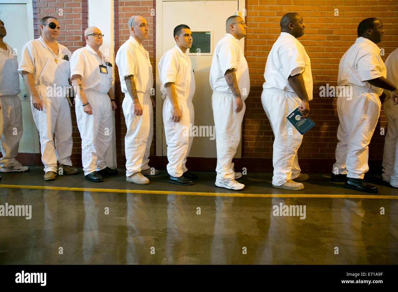 Detenuti maschi line-up nei corridoi di Darrington correzionali Istituto. Il carcere è vicino a Houston, Texas Foto Stock