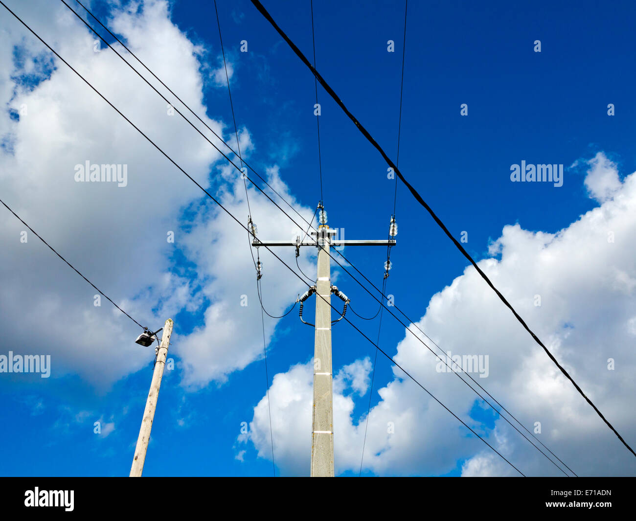 Cavi elettrici su pali della luce immagini e fotografie stock ad alta  risoluzione - Alamy