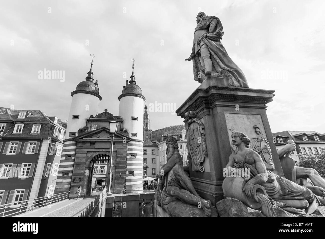 Germania Baden-Wuerttemberg, Heidelberg, porta a ponte, Ponte Vecchio, Karl-Theodor-Bruecke con statua del Principe Elettore Carlo Teodoro Foto Stock