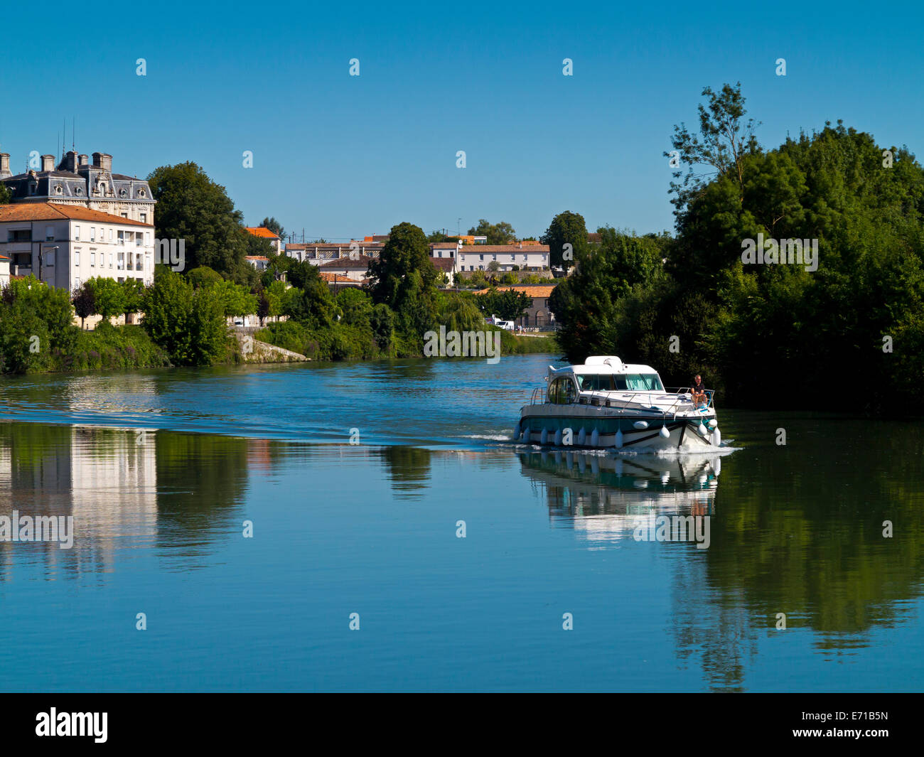 Motore di crociera in barca sul fiume Charente a Saintes una città in Poitou-Charente e Charente-Maritime dipartimento di Francia Foto Stock