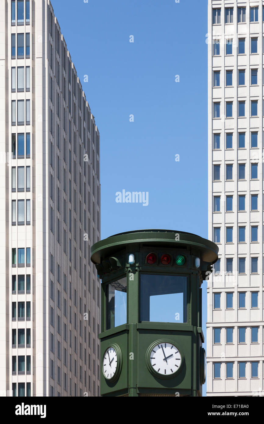 Germania, Berlino, vista ricostruito semaforo e facciate di edifici ad alta a Potsdam Square, vista parziale Foto Stock