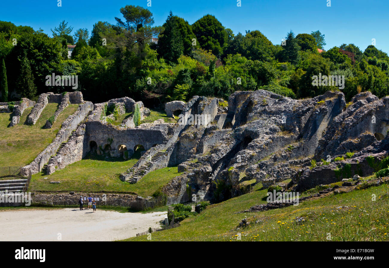 I resti dell'anfiteatro romano a Saintes, Poitou-Charente, Charente-Maritime regione del sud-ovest della Francia Foto Stock