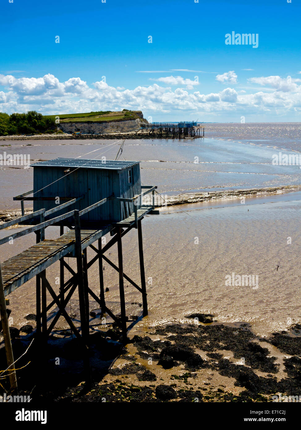 La pesca di capanne su palafitte sull estuario Gironde vicino al villaggio di Talmont Sur Gironde nel Charente-Maritime area del sud ovest della Francia Foto Stock