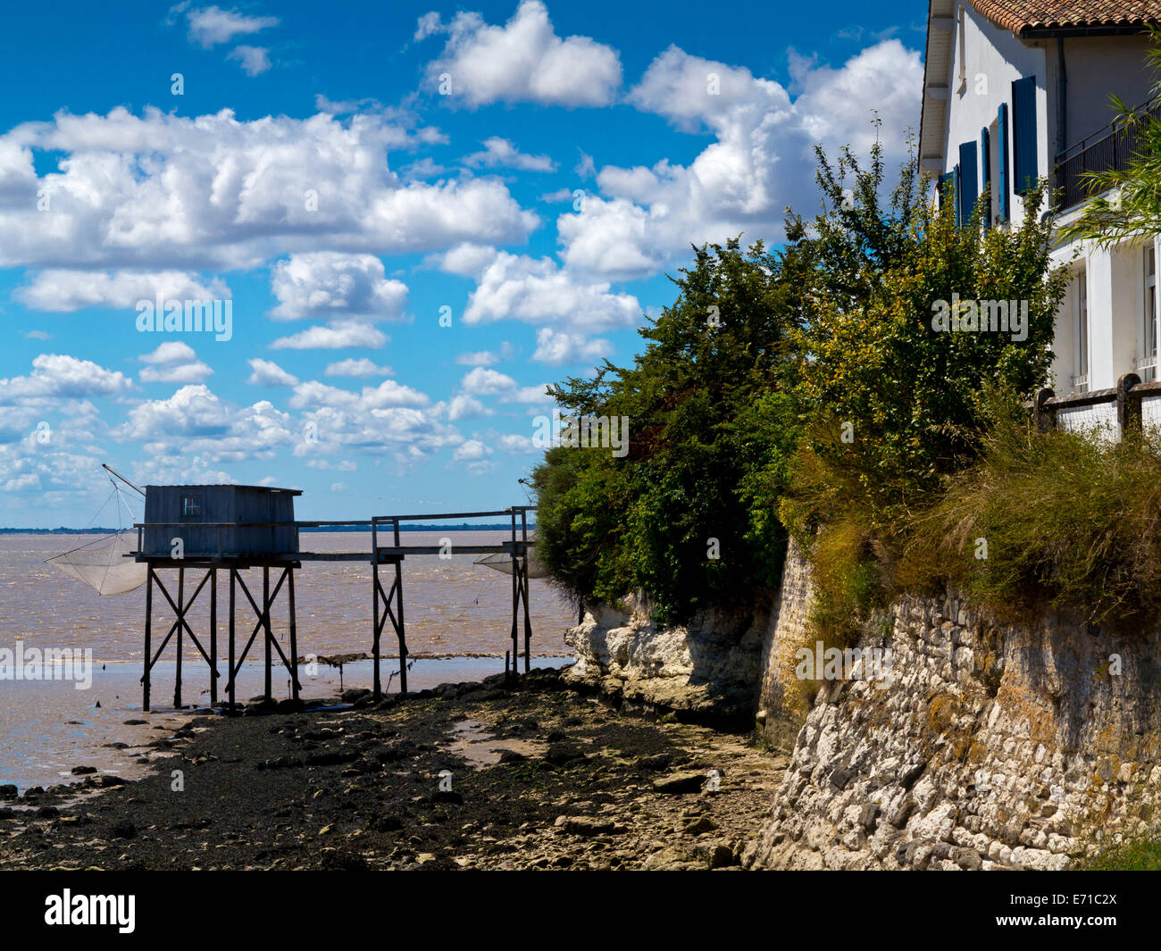 La pesca di capanne su palafitte sull estuario Gironde vicino al villaggio di Talmont Sur Gironde nel Charente-Maritime area del sud ovest della Francia Foto Stock